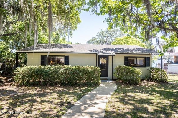 Exterior, Facade, Ranch