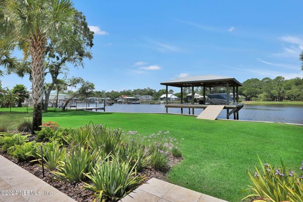 Exterior, Lake