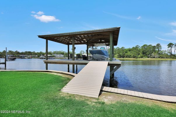 Exterior, Lake