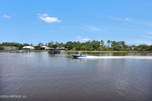 Exterior, Lake