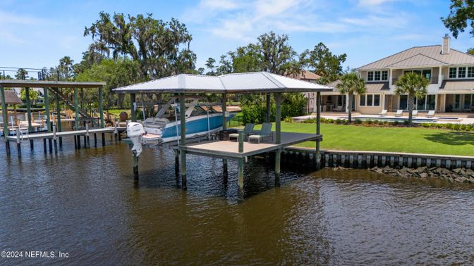 Exterior, Lake