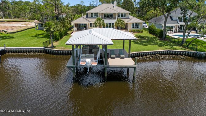 Exterior, Lake