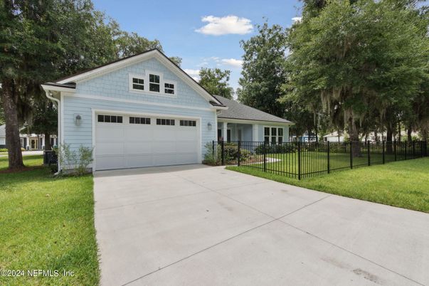 Attached, Exterior, Facade, Ranch