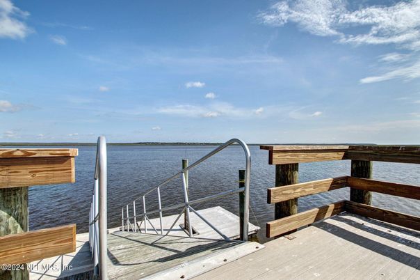 Exterior, Lake