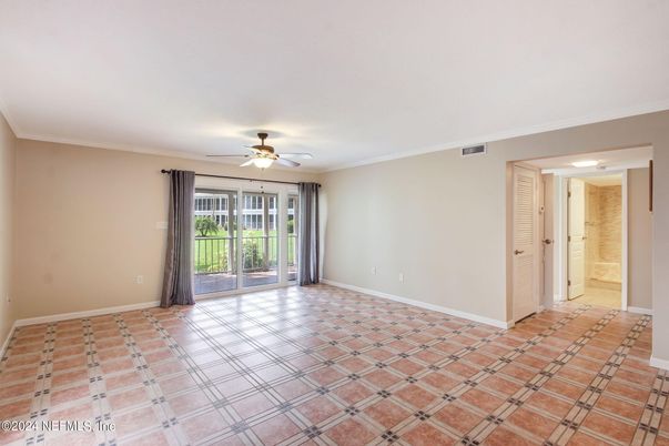 Empty room, Interior