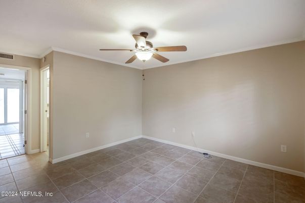 Empty room, Interior