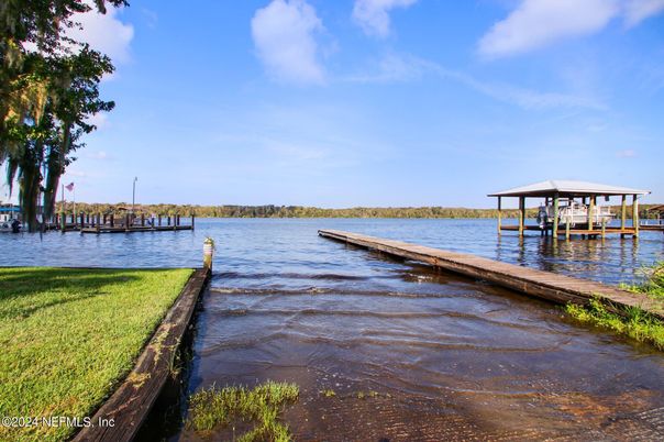 Exterior, Lake