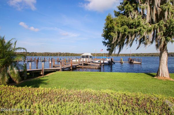 Exterior, Lake
