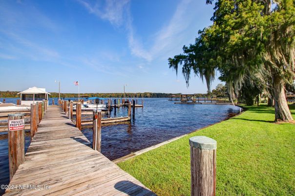 Exterior, Lake