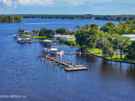 Exterior, Lake