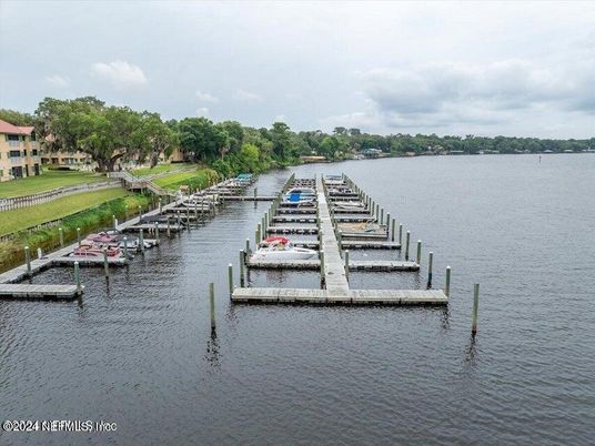Exterior, Lake