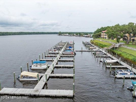 Exterior, Lake