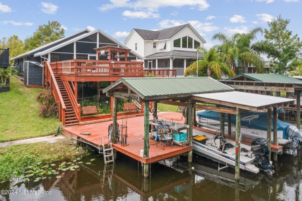 Exterior, Lake