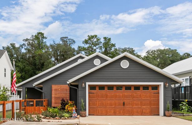 Attached, Exterior, Facade, American Craftsman