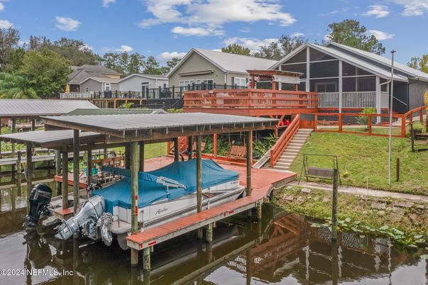 Exterior, Lake