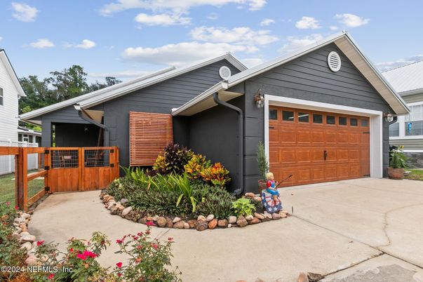 Attached, Exterior, Facade, American Craftsman