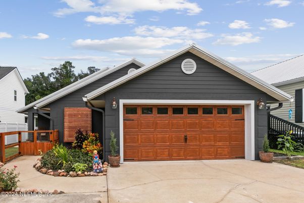 Attached, Exterior, Facade, American Craftsman
