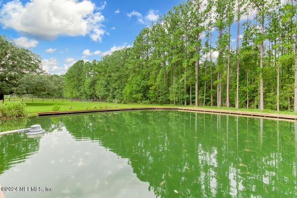 Exterior, Lake