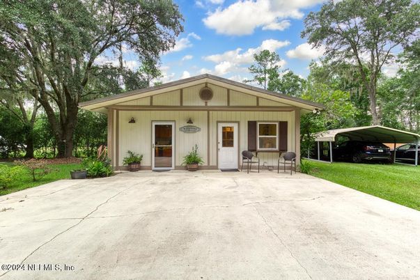 Exterior, Facade, Ranch
