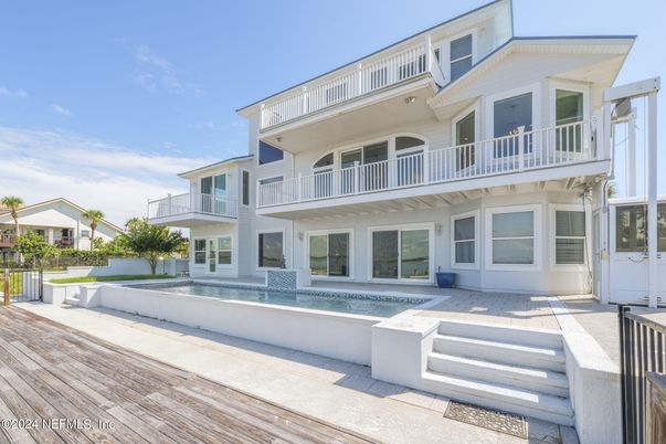 Exterior, Facade, Pool, Modern