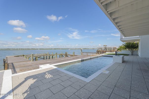 Exterior, Lake