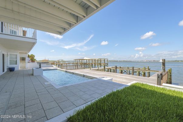 Exterior, Lake