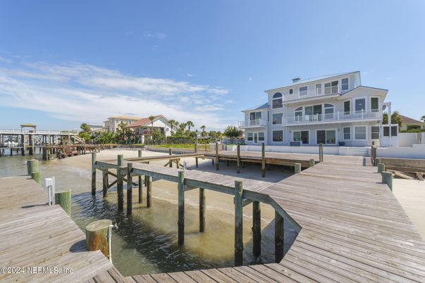 Exterior, Lake