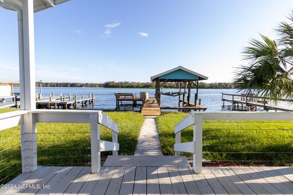 Exterior, Lake