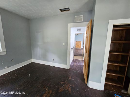 Empty room, Interior