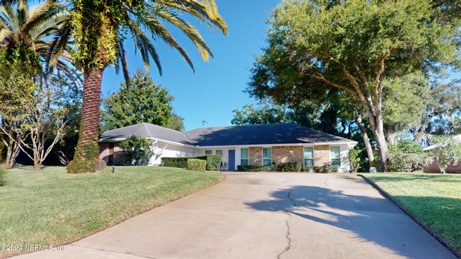 Backyard, Exterior, Facade, Brick Facade, Ranch