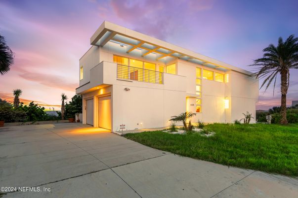 Attached, Exterior, Facade, Modern