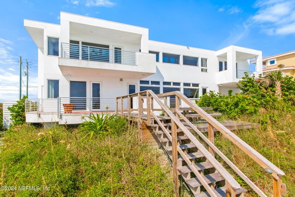 Backyard, Exterior, Facade, Modern