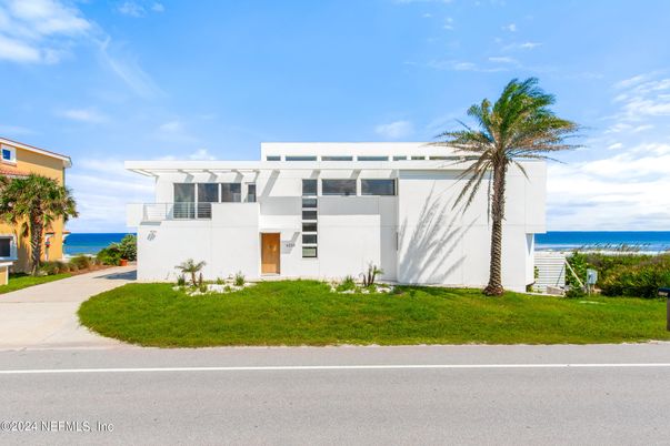 Exterior, Facade, Water, Modern