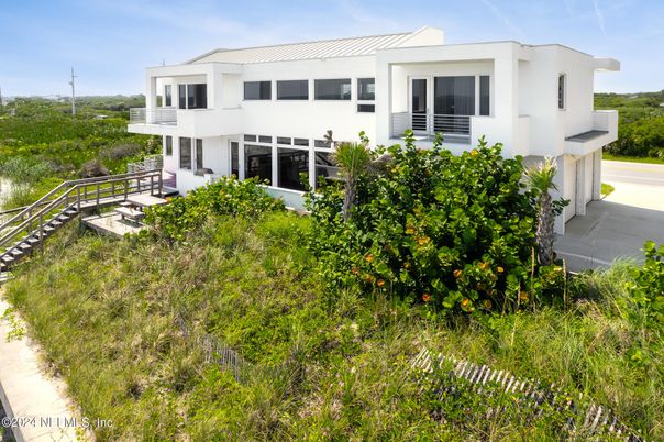 Backyard, Exterior, Facade, Modern
