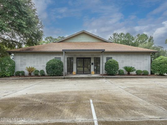 Exterior, Facade, Ranch
