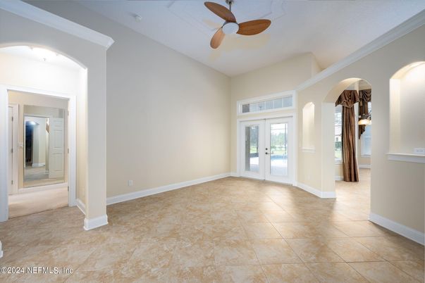 Empty room, Interior