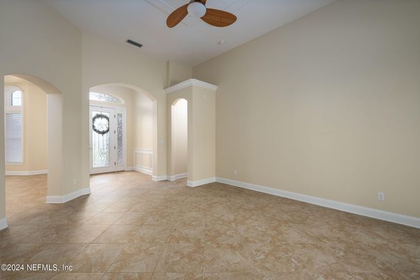 Empty room, Interior