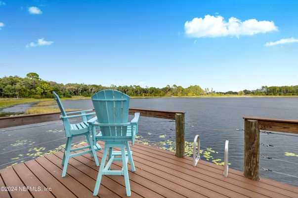 Exterior, Lake
