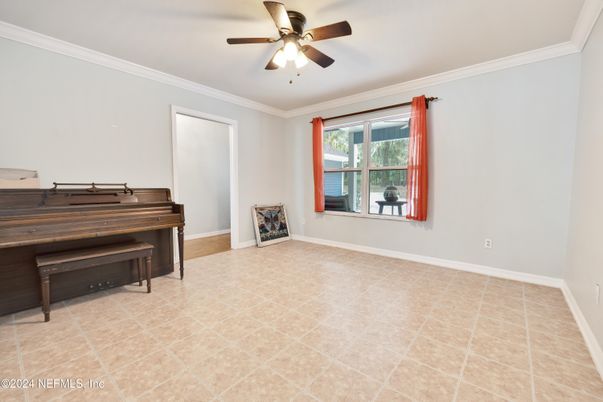 Interior, Piano