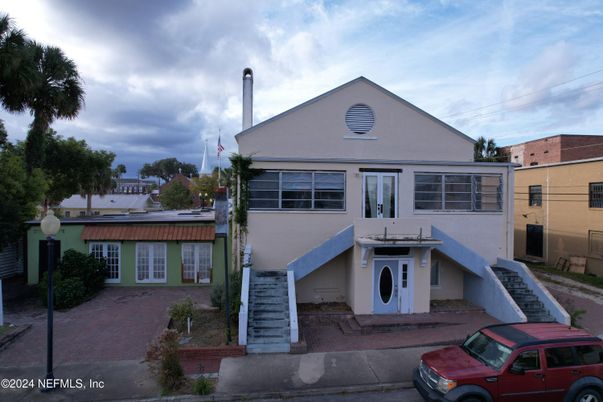 Exterior, Facade, Raised Ranch
