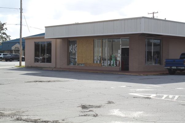 Exterior, Facade, Modern
