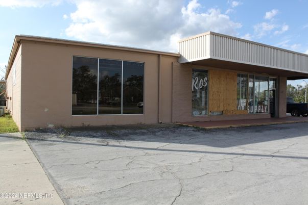 Exterior, Facade, Modern