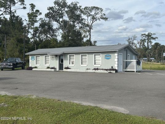 Exterior, Facade, Ranch