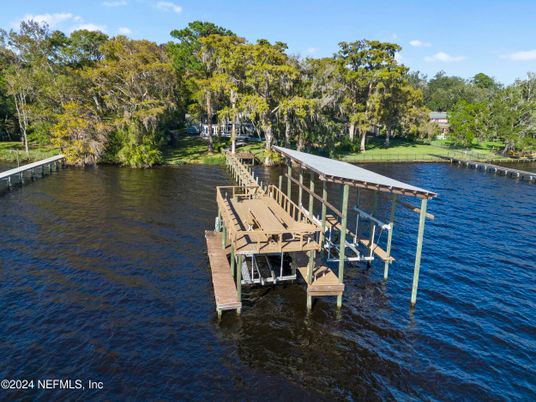 Exterior, Lake