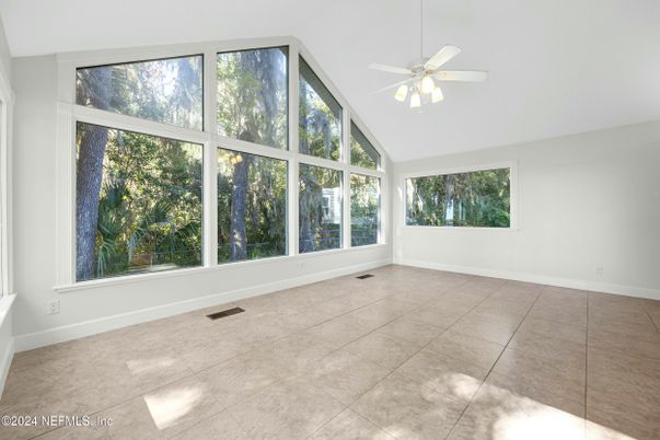 Empty room, Interior