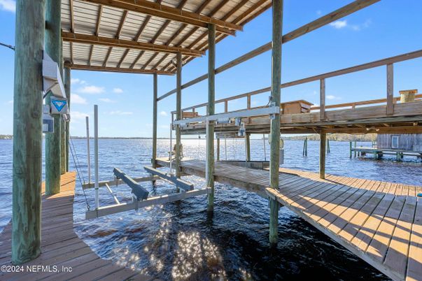 Exterior, Lake