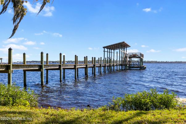 Exterior, Lake