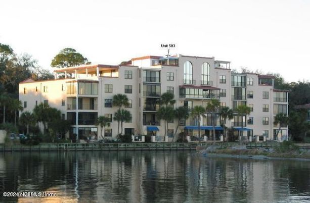 Exterior, Facade, Lake, Modern