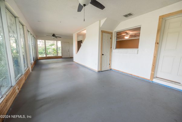 Empty room, Interior