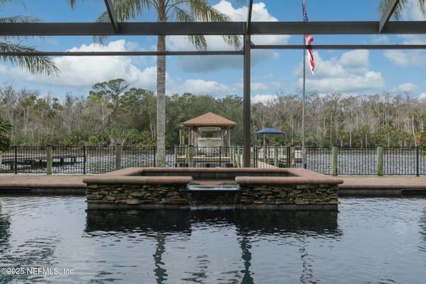 Exterior, Lake